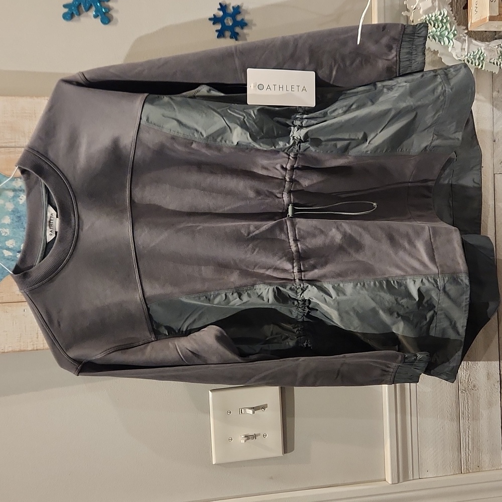 NWT Athleta Women's sz M Triumph Hybrid Crew Neck Sweatshirt